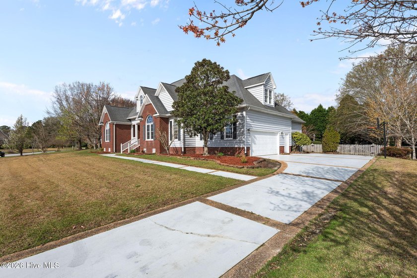Situated on over half an acre in the sought-after Hunter's Ridge - Beach Home for sale in New Bern, North Carolina on Beachhouse.com