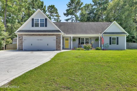 LOCATION! LOCATION! LOCATION! This desirable home is located - Beach Home for sale in Sneads Ferry, North Carolina on Beachhouse.com