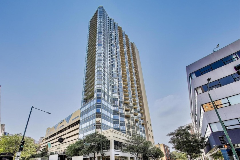 Rarely available high-floor corner unit with absolutely stunning - Beach Home for sale in Chicago, Illinois on Beachhouse.com