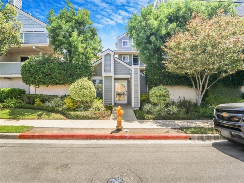 Standard Sale: Corner Unit: 2 bedrooms / 2 bathrooms / 2 parking - Beach Condo for sale in Long Beach, California on Beachhouse.com