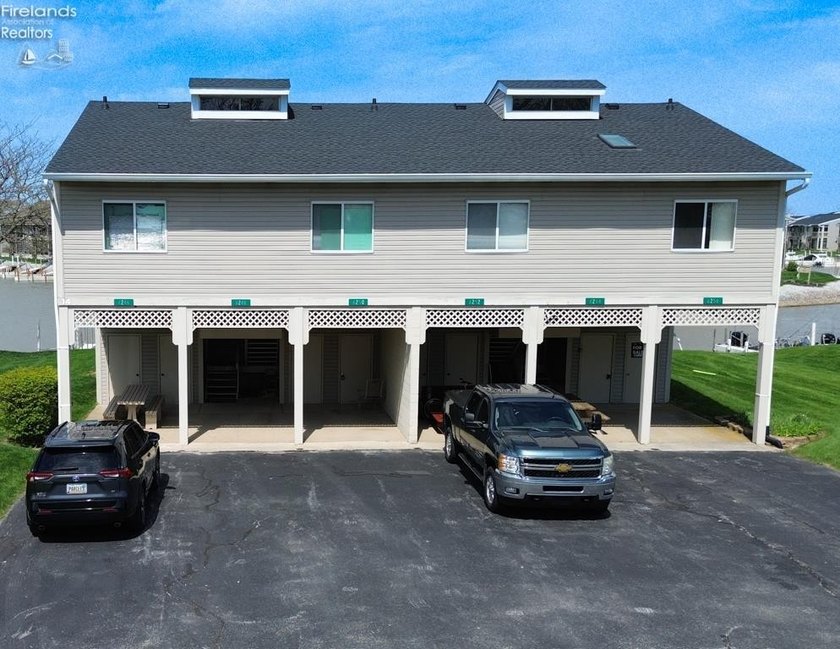 First-floor condo | 1 bed | 1 bath | water view | 30-ft dock | - Beach Condo for sale in Oak Harbor, Ohio on Beachhouse.com