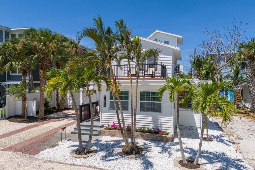 Under contract-accepting backup offers. Welcome to your dream - Beach Home for sale in Bradenton Beach, Florida on Beachhouse.com