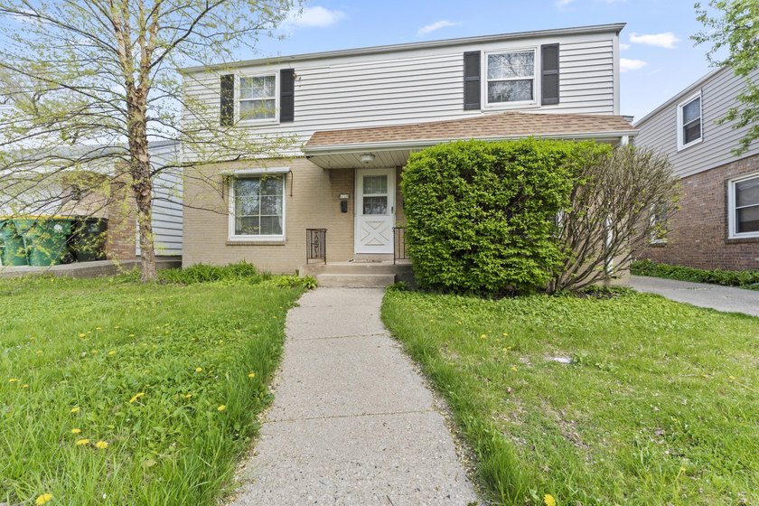 Tired of the common upper/lower duplex layout? Message received! - Beach Home for sale in Shorewood, Wisconsin on Beachhouse.com