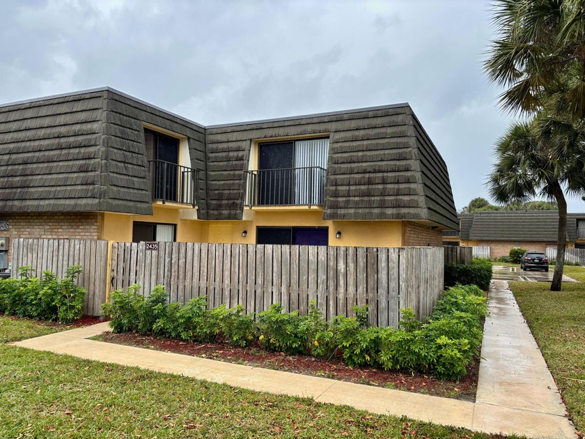 Beautifully renovated 2-bedroom, 2.5-bath townhouse offering - Beach Townhome/Townhouse for sale in West Palm Beach, Florida on Beachhouse.com