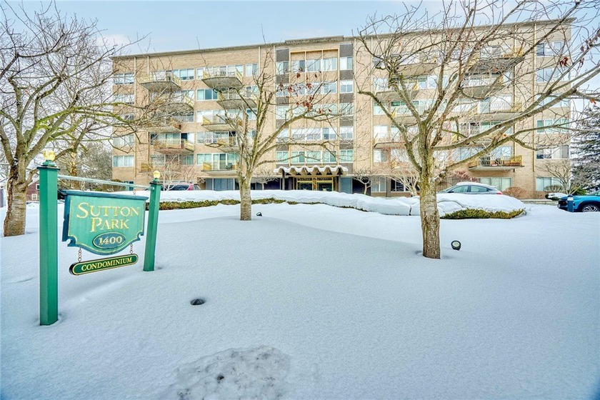 Beautiful one bedroom unit on the 5th floor of Sutton Park with - Beach Condo for sale in Rochester, New York on Beachhouse.com