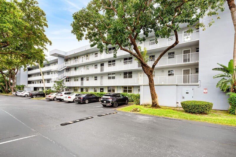 This 2 bedroom 2 bath spacious condo is ready for you to - Beach Condo for sale in Oakland Park, Florida on Beachhouse.com