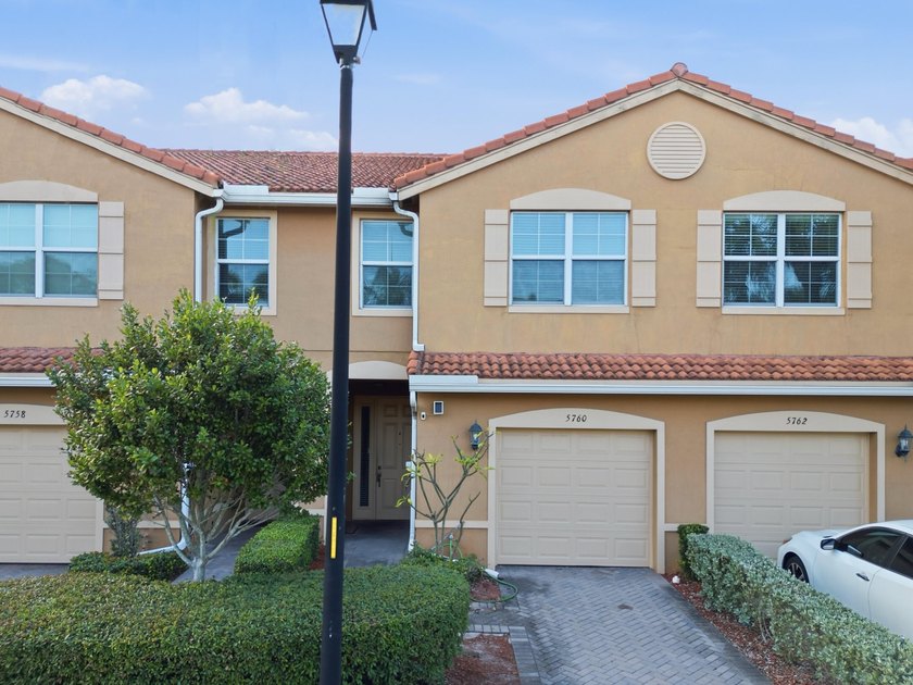 Welcome to this 2019 newer construction, two-story townhome in - Beach Townhome/Townhouse for sale in Lake Worth, Florida on Beachhouse.com