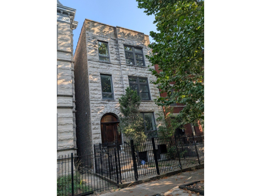 Discover an exceptional investment opportunity or the perfect - Beach Home for sale in Chicago, Illinois on Beachhouse.com