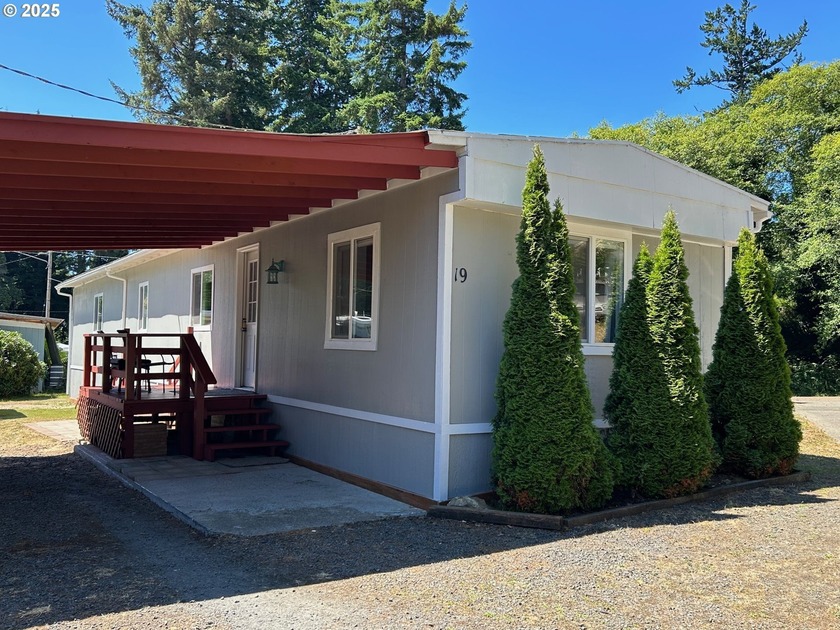 Stunningly updated and truly move-in ready! Featuring brand-new - Beach Home for sale in Florence, Oregon on Beachhouse.com