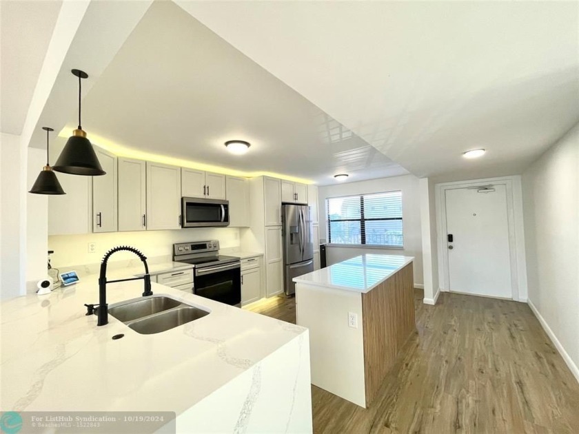 Beautifully Updated Corner Unit. Open Concept Kitchen styled in - Beach Condo for sale in Sunrise, Florida on Beachhouse.com