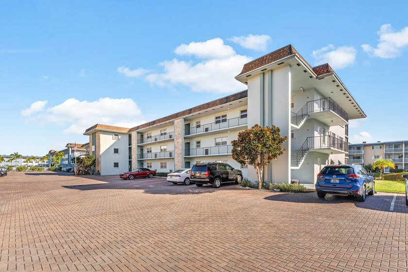 Welcome to your waterfront paradise, a boater's dream!!!! This - Beach Condo for sale in North Palm Beach, Florida on Beachhouse.com