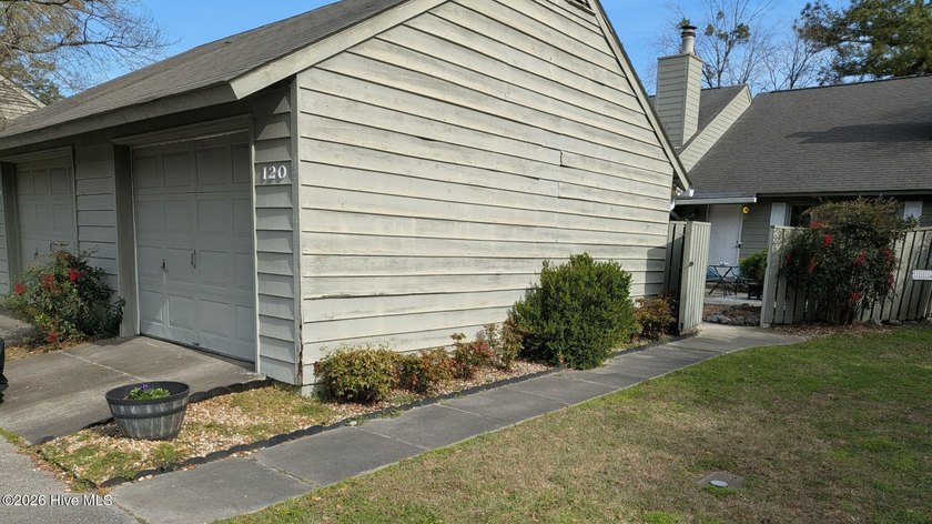 Lovely townhouse in River Bend, end unit on quiet street. Two - Beach Townhome/Townhouse for sale in New Bern, North Carolina on Beachhouse.com