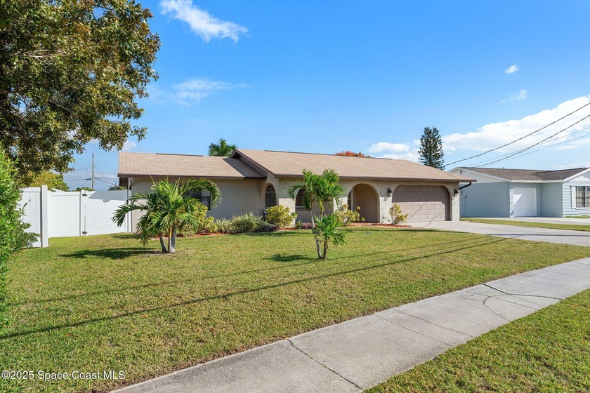 Beautifully maintained 3 bed, 2 bath move-in ready home on - Beach Home for sale in Merritt Island, Florida on Beachhouse.com