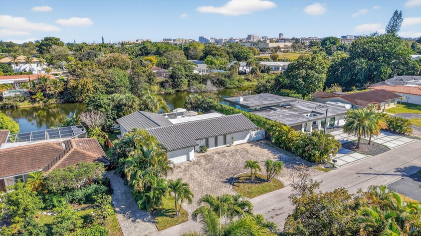 Exquisitely renovated 4BR/2.5BA coastal-modern lakeside - Beach Home for sale in Boca Raton, Florida on Beachhouse.com