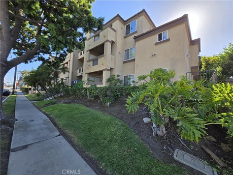 This top-floor end unit condo is move-in ready and fully - Beach Condo for sale in Torrance, California on Beachhouse.com