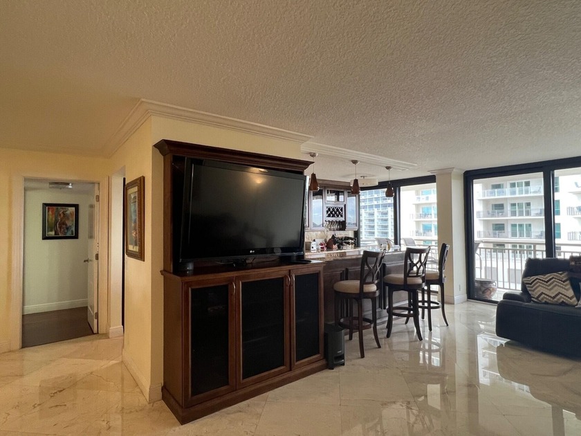 Just listed!  This 2.2 condo in desirable Oceantree Condominium - Beach Condo for sale in Singer Island, Florida on Beachhouse.com