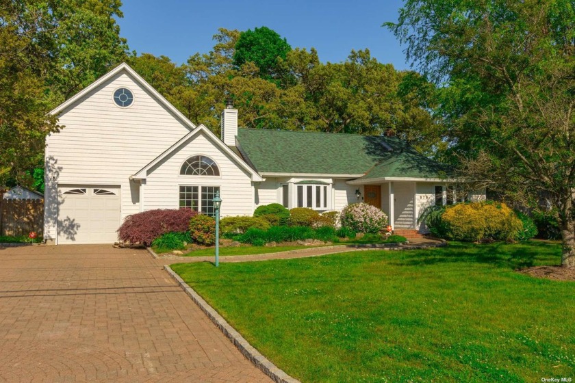 Welcome to your Dream Home! Nestled on a picturesque golf course - Beach Home for sale in Bay Shore, New York on Beachhouse.com