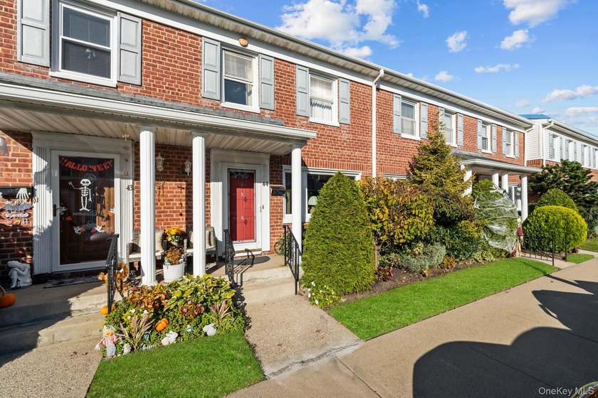 Welcome home! This condo offers low maintenance living. Upon - Beach Condo for sale in Oceanside, New York on Beachhouse.com