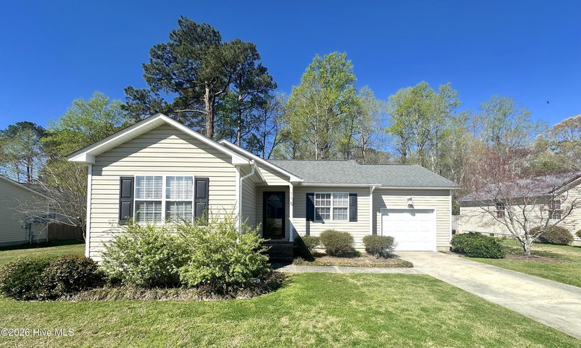 Charming 3 bedroom, 2-bath home with a 1-car garage and a fully - Beach Home for sale in New Bern, North Carolina on Beachhouse.com