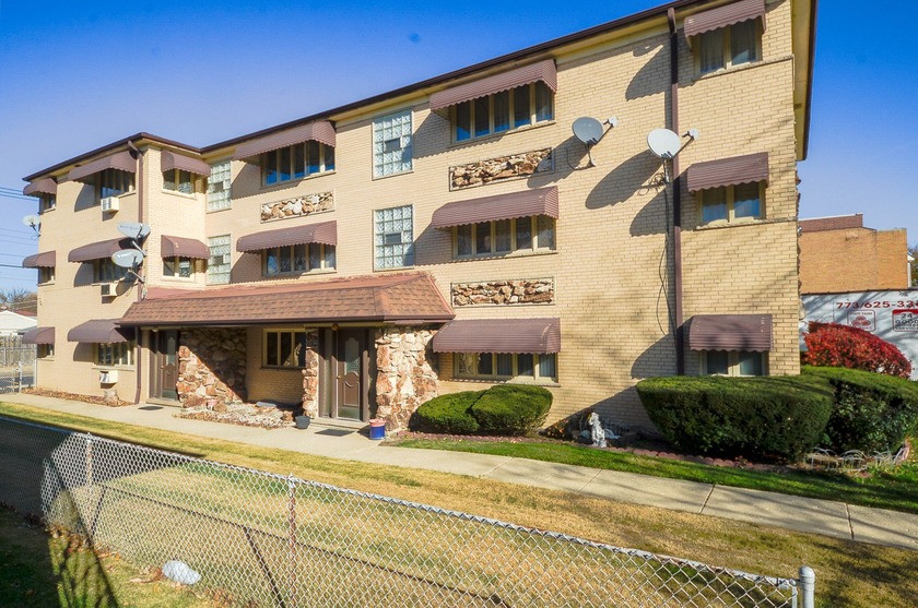 Beautiful condo featuring granite countertops and ceramic tile - Beach Condo for sale in Chicago, Illinois on Beachhouse.com