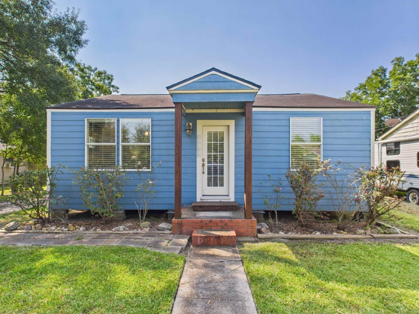 Move-in ready 2 bed, 1 bath home in Port Acres Schools! This 900 - Beach Home for sale in Port Arthur, Texas on Beachhouse.com