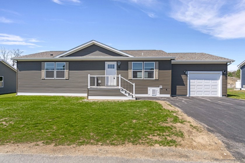 Experience the simplicity of single-level living in this - Beach Home for sale in Kittery, Maine on Beachhouse.com