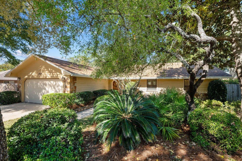 Welcome to this beautifully maintained home in Bluewater Bay, a - Beach Home for sale in Niceville, Florida on Beachhouse.com