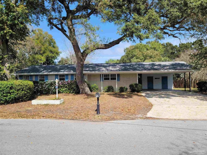 High and dry part of Gulf Breeze Proper. Beautiful mature oak - Beach Home for sale in Gulf Breeze, Florida on Beachhouse.com