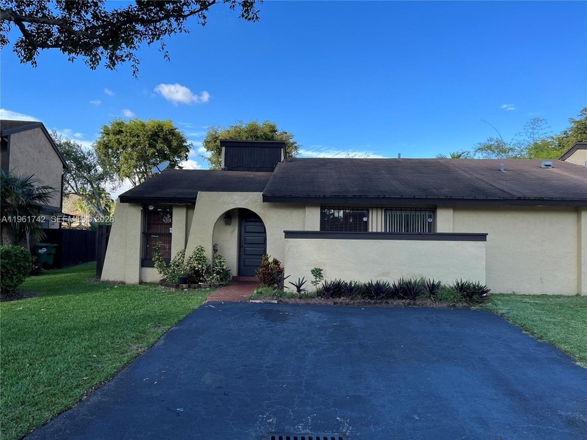 LOCATION LOCATION Townhome for Sale 3 Bed 2 Baths in the desired - Beach Townhome/Townhouse for sale in Miami, Florida on Beachhouse.com