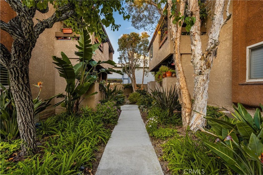 Welcome to the resort community of Sea Harbour!!!     Across the - Beach Condo for sale in Huntington Beach, California on Beachhouse.com