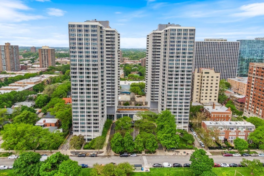 STUNNING CONDO WITH MILLION DOLLAR VIEWS! Presenting a - Beach Home for sale in Chicago, Illinois on Beachhouse.com