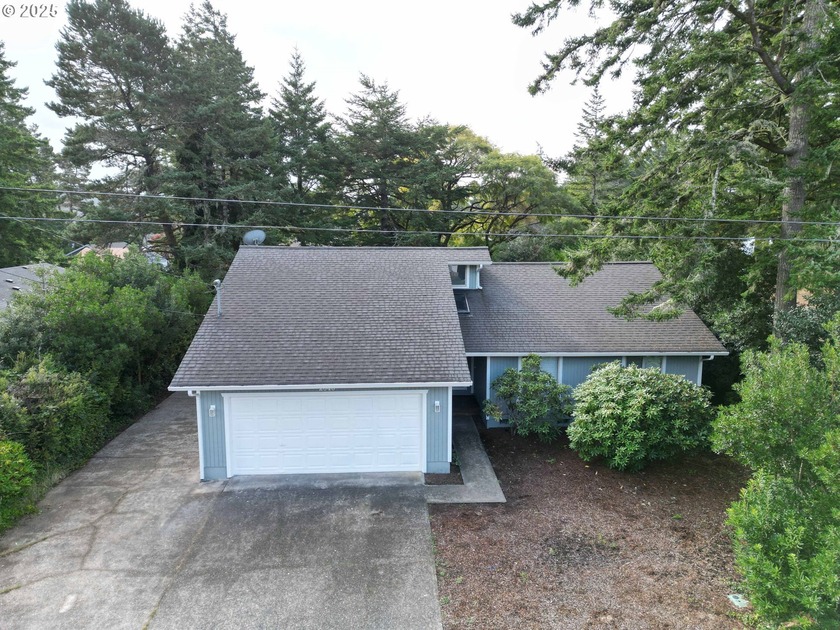 Welcome to this recently updated 3-bedroom, 2-bathroom home - Beach Home for sale in Florence, Oregon on Beachhouse.com
