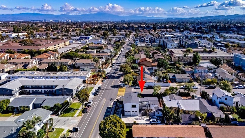 Beautifully positioned on an oversized corner lot, this - Beach Townhome/Townhouse for sale in Costa Mesa, California on Beachhouse.com