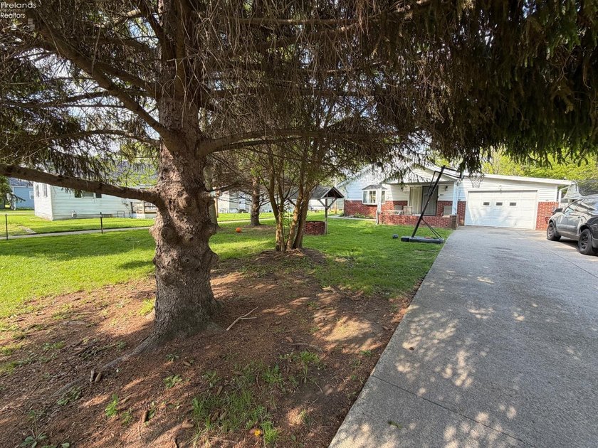 Whether you're looking for a 4 bedroom, 2 bath with an attached - Beach Lot for sale in Port Clinton, Ohio on Beachhouse.com