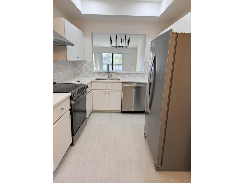 UPDATED 2ND FLOOR CONDO FEATURING WHITE EAT-IN KITCHEN WITH NEW - Beach Condo for sale in Delray Beach, Florida on Beachhouse.com