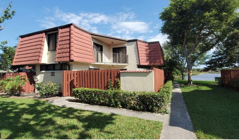 Townhouse Conveniently located in the Somerset community, close - Beach Townhome/Townhouse for sale in West Palm Beach, Florida on Beachhouse.com