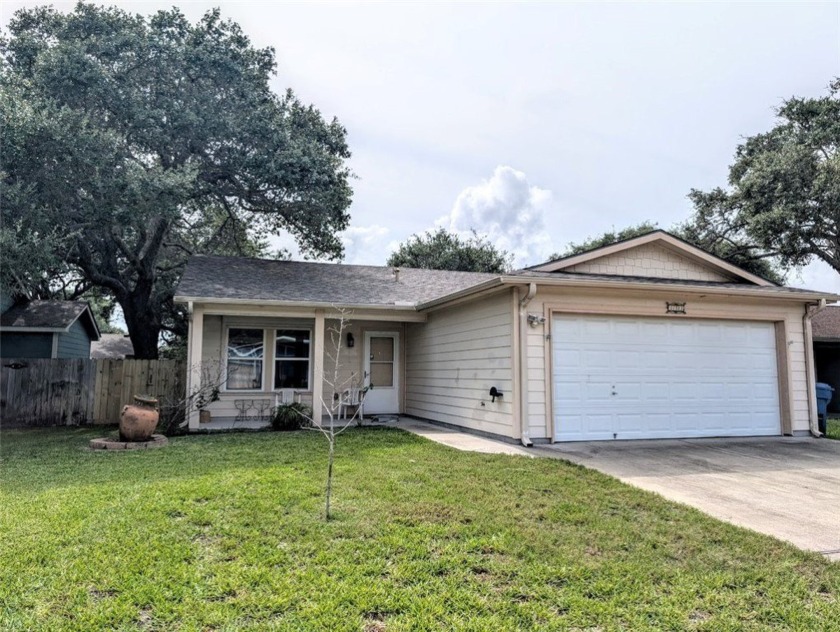 Charming Single-Story Coastal Home. Affordable, energy-efficient - Beach Home for sale in Rockport, Texas on Beachhouse.com