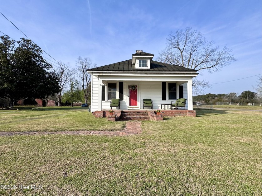Charming 1940s Farmhouse on an acre in town offering all the - Beach Home for sale in New Bern, North Carolina on Beachhouse.com
