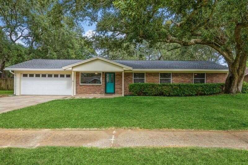 NEW ROOF 9/24!  This 4BR roomy ranch is nestled on a large - Beach Home for sale in Fort Walton Beach, Florida on Beachhouse.com