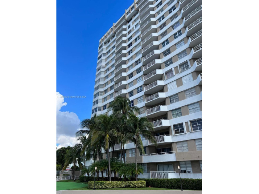 Gorgeous unit on the 16th floor with beautiful views of both the - Beach Condo for sale in Hallandale Beach, Florida on Beachhouse.com