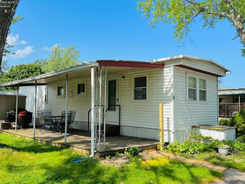 CATAWBA ISLAND TOWNSHIP LAKE ESCAPE! West Harbor Club 2 bedroom - Beach Home for sale in Port Clinton, Ohio on Beachhouse.com