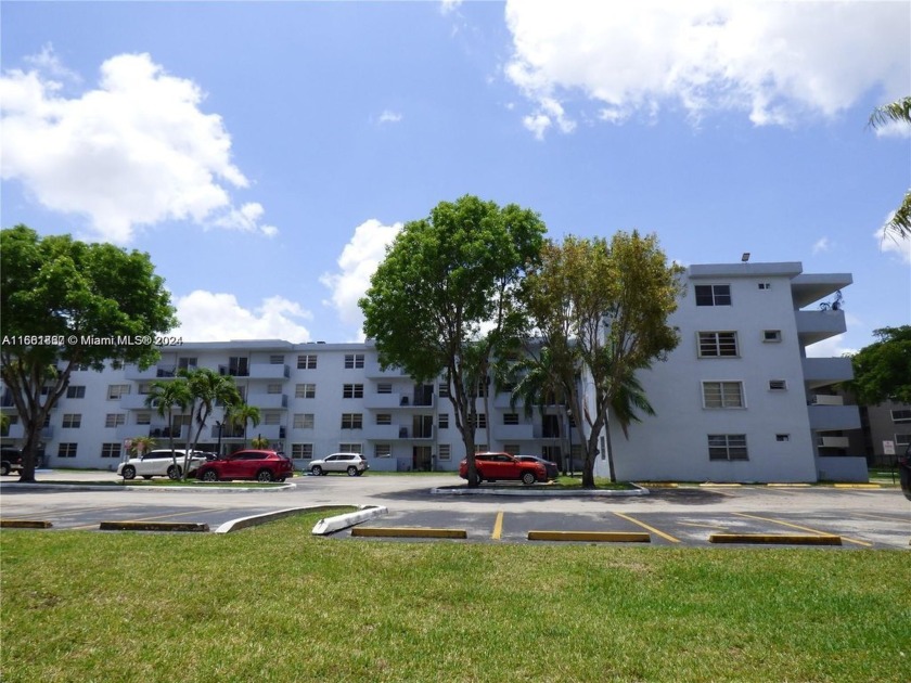 Very spacious unit featuring ample bedrooms and living areas - Beach Condo for sale in Miami, Florida on Beachhouse.com