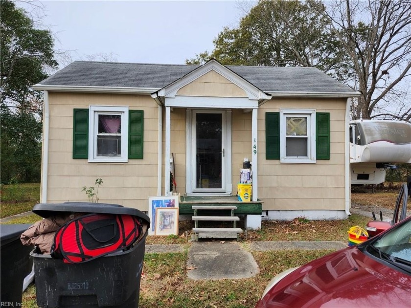 Investor alert! don't miss out on this 3 bedroom 1 bath with - Beach Home for sale in Portsmouth, Virginia on Beachhouse.com