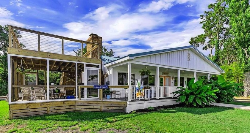 CAPTIVATING BAY VIEWS from this DARLING RENOVOATED  BEACH - Beach Home for sale in Chincoteague Island, Virginia on Beachhouse.com