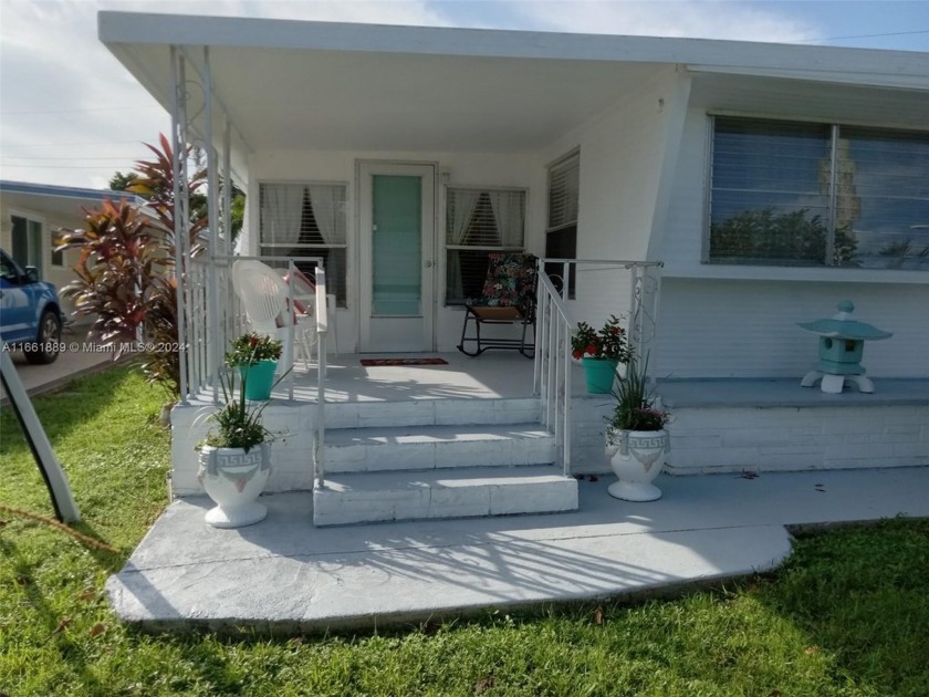 Welcome to this charming 2-bed, 2-bath single-family mobile home - Beach Home for sale in Davie, Florida on Beachhouse.com