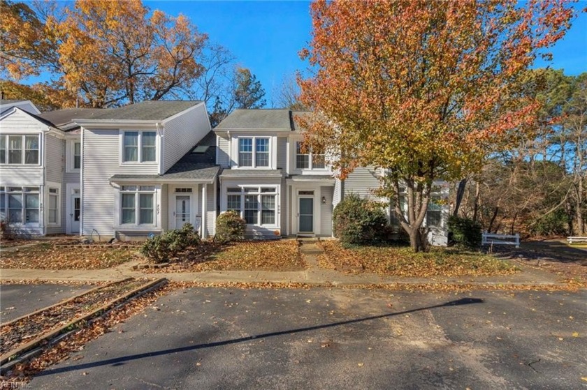 ** AMAZING OPPORTUNITY **  Welcome to Yorkshire Downs and this - Beach Townhome/Townhouse for sale in Yorktown, Virginia on Beachhouse.com