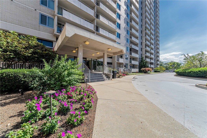 Carlyle life-right-sized. Sun-bright, move-in-ready 1BR with an - Beach Condo for sale in Lakewood, Ohio on Beachhouse.com