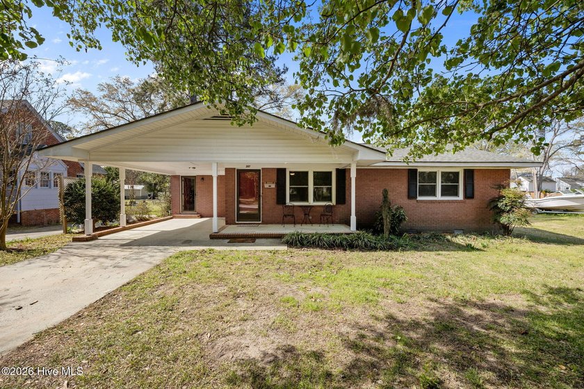 Welcome to Washington Park, a desirable neighborhood known for - Beach Home for sale in Washington, North Carolina on Beachhouse.com