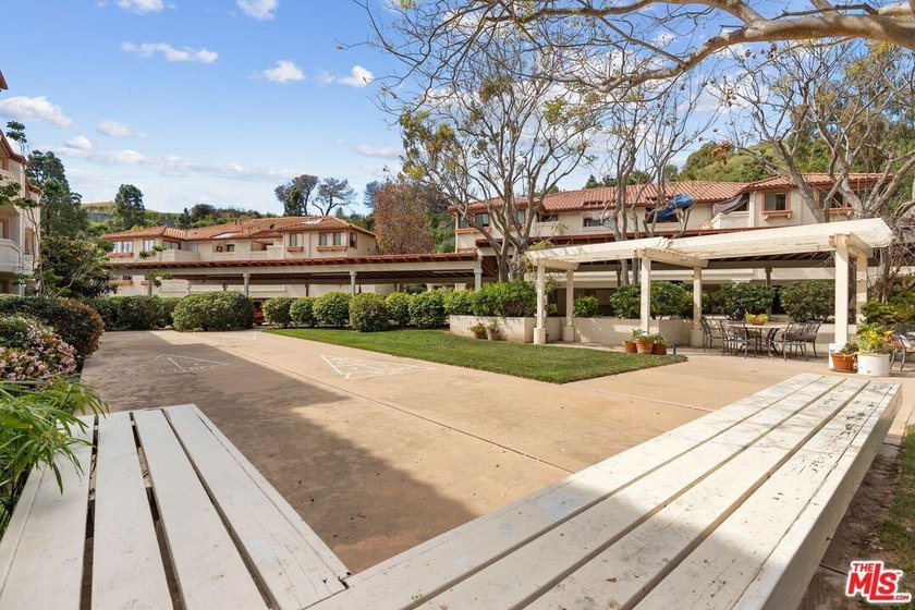 Affordable, attractive condo for SENIORS in Pacific Palisades in - Beach Condo for sale in Pacific Palisades, California on Beachhouse.com