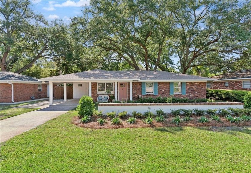 Tucked into the heart of St. Simons island's highly desirable - Beach Home for sale in Saint Simons, Georgia on Beachhouse.com